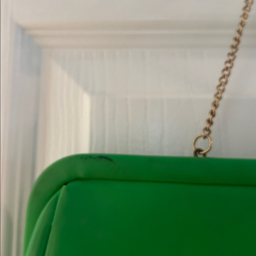 Vintage  60s Elegant Vinyl Green Clutch Bag Purse Gold Chain Medallion Closure - Picture 6 of 11